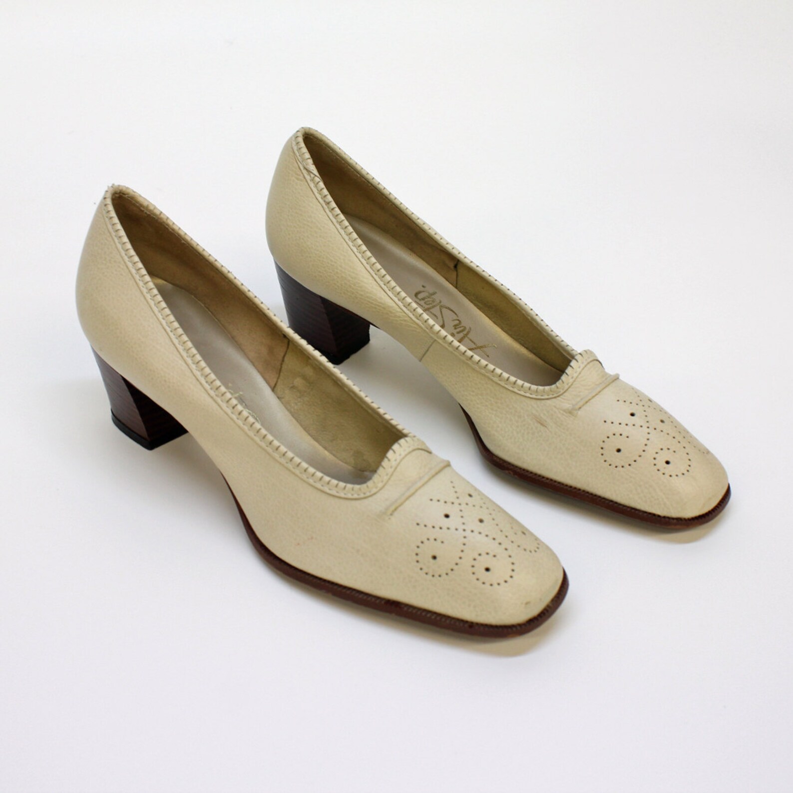 stacked heel pumps round toe