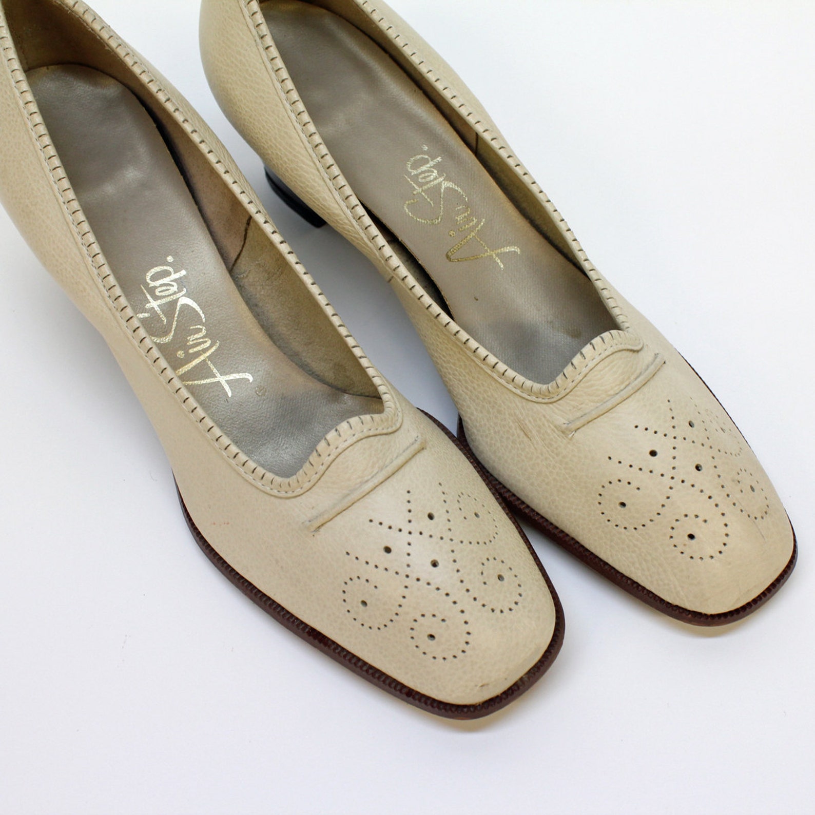 stacked heel pumps round toe