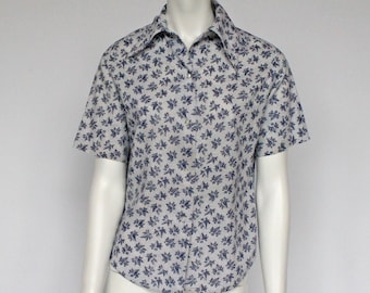 70's Button Front Cotton Blouse / Short Sleeves / Navy Blue and White Floral / Small to Medium