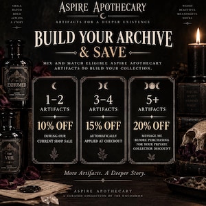 Pode incluir: Um gr&aacute;fico promocional da Aspire Apothecary com tr&ecirc;s pain&eacute;is retangulares escuros e &iacute;cones de fases da lua. O texto diz: Build Your Archive & Save, 1-2 artifacts 10% off, 3-4 artifacts 15% off e 5+ artifacts 20% off. O fundo inclui frascos de botic&aacute;rio.