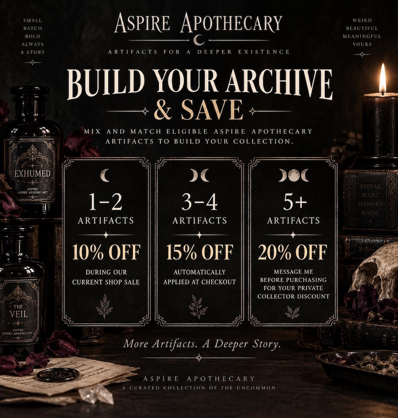 Pode incluir: Um gr&aacute;fico promocional da Aspire Apothecary com tr&ecirc;s pain&eacute;is retangulares escuros e &iacute;cones de fases da lua. O texto diz: Build Your Archive & Save, 1-2 artifacts 10% off, 3-4 artifacts 15% off e 5+ artifacts 20% off. O fundo inclui frascos de botic&aacute;rio.