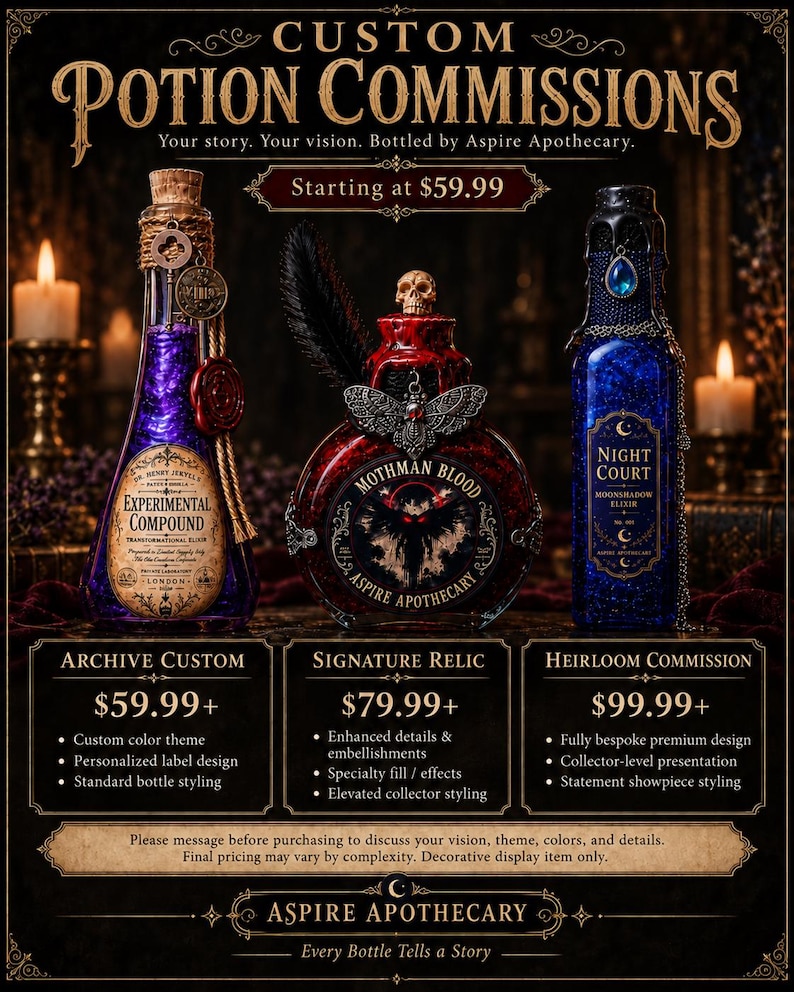 Puede incluir: Tres botellas de vidrio decorativas etiquetadas como Custom Potion Commissions. La botella izquierda es morada con una llave y sello de cera. La central es roja con un emblema de polilla y una calavera. La derecha es azul con etiqueta.