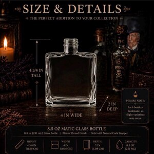 Puede incluir: Una botella de vidrio transparente de forma cuadrada, que mide 11,99 cm de alto, 10,16 cm de ancho y 5,08 cm de profundidad. Tiene una rosca de 28 mm y una capacidad de 251 ml. El texto incluye SIZE & DETAILS, 8.5 OZ MATIC GLASS BOTTLE.