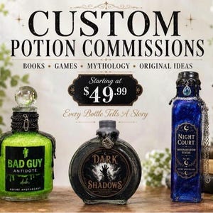 Puede incluir: Tres botellas de vidrio decorativas con etiquetas que dicen Bad Guy Antidote, Dark Shadows y Night Court Moonshadow Elixir. Las botellas cuentan con sellos de cera negra, cadenas met&aacute;licas y l&iacute;quidos de colores verde brillante, negro y azul.