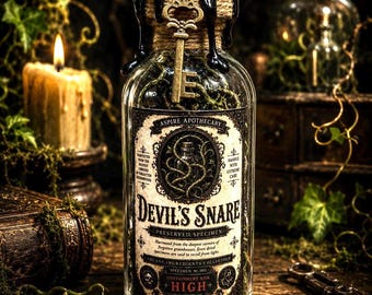 Puede incluir: Una botella de boticario de vidrio transparente llena de materia vegetal verde, sellada con un corcho y cera negra. Una llave de color latón cuelga del cuello. La etiqueta dice Devil's Snare, Preserved Specimen, Aspire Apothecary y Containment Risk High.