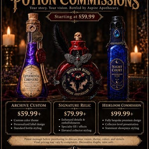 Pode incluir: Tr&ecirc;s garrafas de vidro decorativas rotuladas como Custom Potion Commissions. A garrafa esquerda &eacute; roxa com uma chave e selo de cera. A central &eacute; vermelha com um emblema de mariposa e uma caveira. A direita &eacute; azul com um r&oacute;tulo.