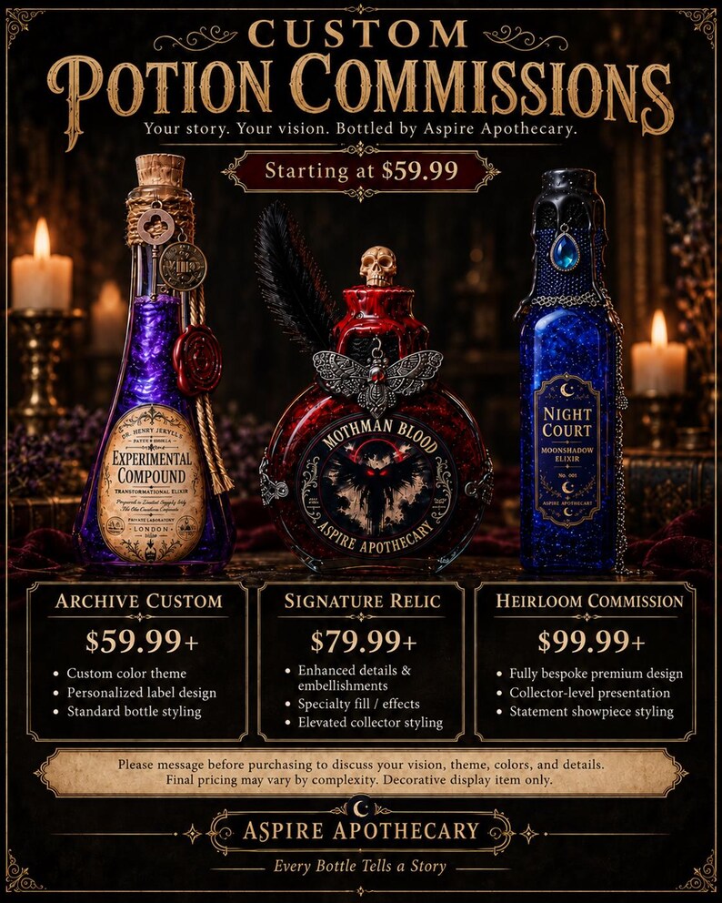 Pode incluir: Tr&ecirc;s garrafas de vidro decorativas rotuladas como Custom Potion Commissions. A garrafa esquerda &eacute; roxa com uma chave e selo de cera. A central &eacute; vermelha com um emblema de mariposa e uma caveira. A direita &eacute; azul com um r&oacute;tulo.
