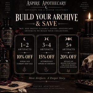 Puede incluir: Un gr&aacute;fico promocional de Aspire Apothecary con tres paneles rectangulares oscuros e iconos de fases lunares. El texto dice: Build Your Archive & Save, 1-2 artifacts 10% off, 3-4 artifacts 15% off y 5+ artifacts 20% off. El fondo incluye frascos de boticario.