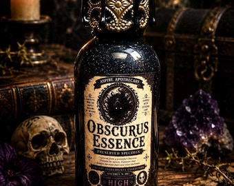 Puede incluir: Una botella de vidrio oscuro con un tapón dorado ornamentado y una etiqueta que dice Aspire Apothecary Obscurus Essence Preserved Specimen. La botella contiene un líquido oscuro y moteado, con texto detallado y un pequeño icono de calavera.
