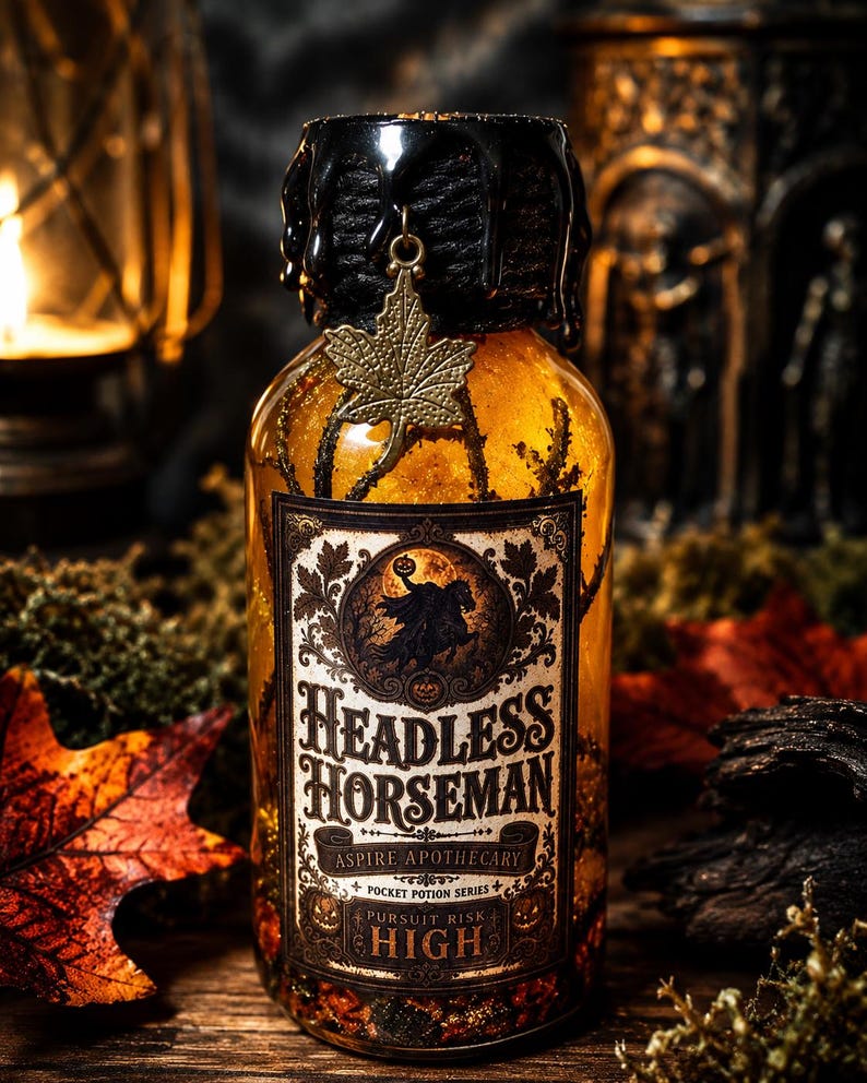 Pode incluir: Uma garrafa de vidro transparente com l&iacute;quido &acirc;mbar e elementos bot&acirc;nicos, selada com cera preta. Um pingente de folha de bordo de bronze pende do gargalo. O r&oacute;tulo diz Headless Horseman, Aspire Apothecary, Pocket Potion Series, Pursuit Risk High.