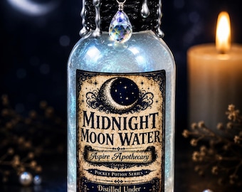 Puede incluir: Una botella de vidrio transparente llena de líquido azul brillante y perlas blancas. La tapa presenta detalles de cera plateada que gotea y un dije de cristal colgante. La etiqueta dice: Midnight Moon Water, Aspire Apothecary, Pocket Potion Series, Distilled Under the Midnight Sky.
