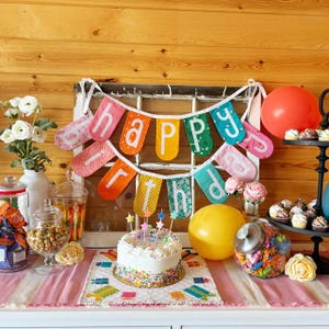 Happy Birthday Banner PDF Schnittmuster mit roher Rand Applikation und gebogenen Nähten. Feiern Sie jemand Besonderen mit handgemachten Dekorationen.