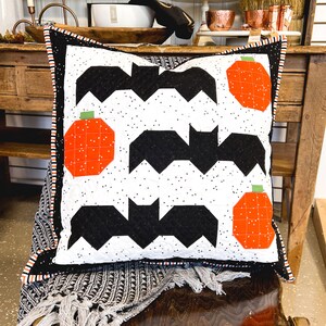 Batty Pumpkin Quilted Table Topper NCU0NNT1487