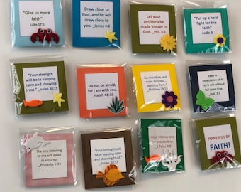 Tarjetas con versículos bíblicos de 7,6 x 7,6 cm para bolsas de regalo, etc. Incluyen caramelos de menta sellados en envases de celofán y se venden en juegos de 12 unidades.