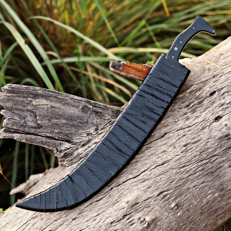 Miecz kuty ręcznie ze stali D2: rękojeść z micarty, pochwa ze skóry krokodyla zdjęcie 11