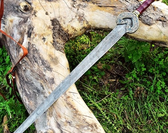 Miecz ze stali damasceńskiej ręcznie robiony: rękojeść owinięta skórą, pochwa z włoskiej skóry