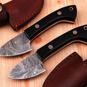 Custom Designed Handmade Damascus Steel Pair of Hunting Skinner Knife With Natural Leather Sheath