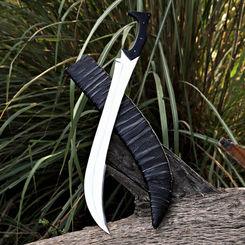 Miecz kuty ręcznie ze stali D2: rękojeść z micarty, pochwa ze skóry krokodyla zdjęcie 2