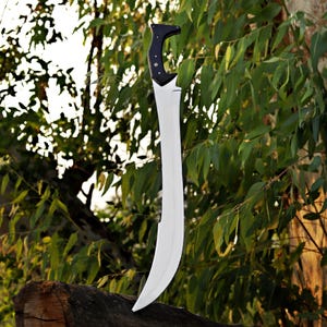 Miecz kuty ręcznie ze stali D2: rękojeść z micarty, pochwa ze skóry krokodyla zdjęcie 5