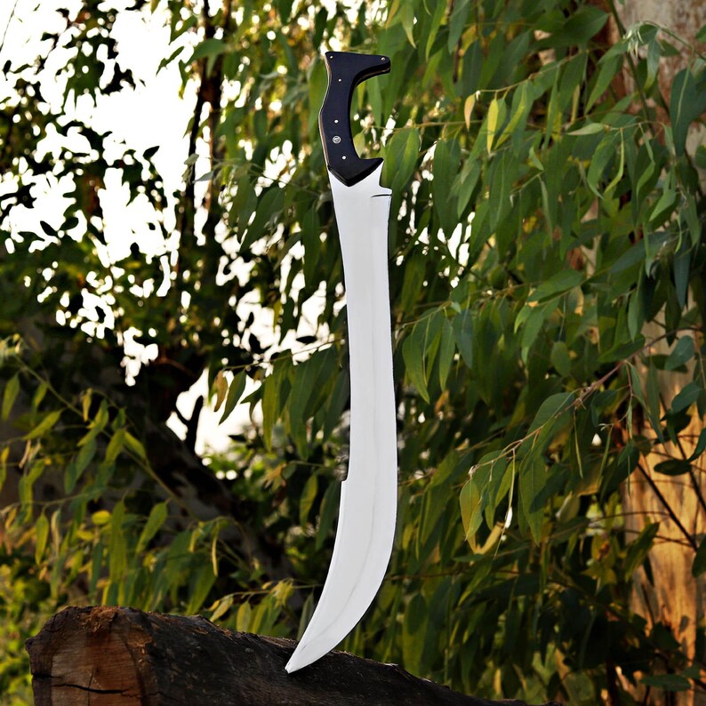 Miecz kuty ręcznie ze stali D2: rękojeść z micarty, pochwa ze skóry krokodyla zdjęcie 5