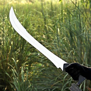 Miecz kuty ręcznie ze stali D2: rękojeść z micarty, pochwa ze skóry krokodyla zdjęcie 3