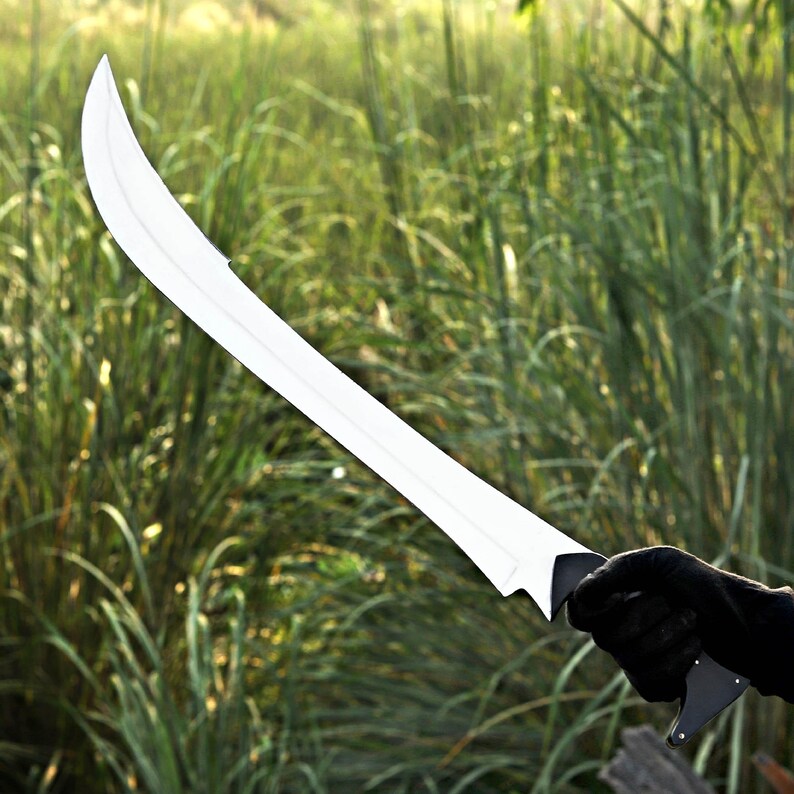 Miecz kuty ręcznie ze stali D2: rękojeść z micarty, pochwa ze skóry krokodyla zdjęcie 3