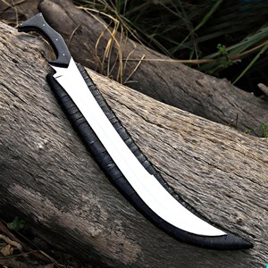 Miecz kuty ręcznie ze stali D2: rękojeść z micarty, pochwa ze skóry krokodyla zdjęcie 4