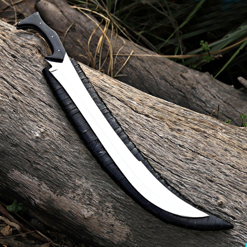 Miecz kuty ręcznie ze stali D2: rękojeść z micarty, pochwa ze skóry krokodyla zdjęcie 4
