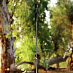 Miecz kuty ręcznie ze stali D2: rękojeść z micarty, pochwa ze skóry krokodyla zdjęcie 8