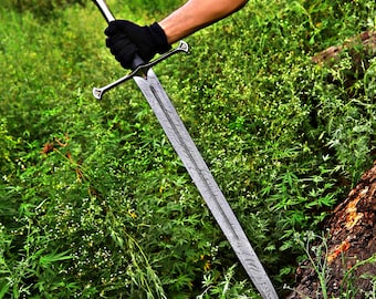 Ręcznie robiony długi miecz ze stali damasceńskiej: rękojeść owinięta skórą, włoska pochwa