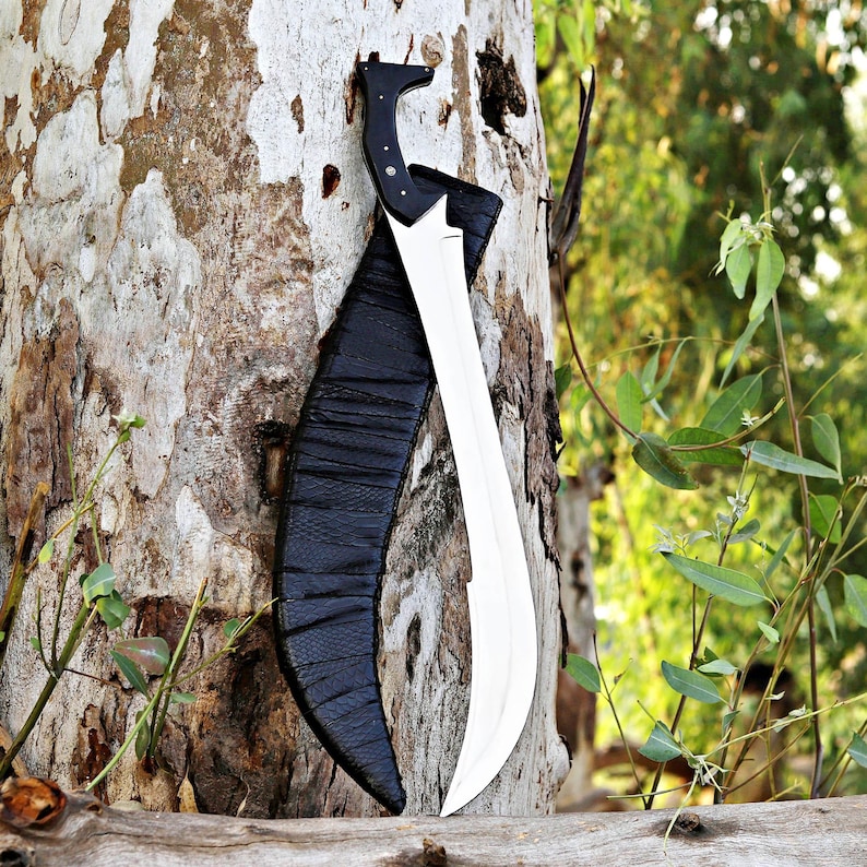 Miecz kuty ręcznie ze stali D2: rękojeść z micarty, pochwa ze skóry krokodyla zdjęcie 1