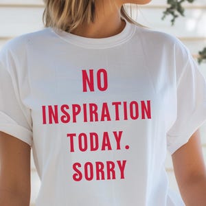 BRAK inspiracji dzisiaj, przepraszam, brak motywacji, zdrowie psychiczne, inspirujący prezent dla kreatywnych dusz, inspirująca koszulka z cytatem, brak pracy dzisiaj T-shirt