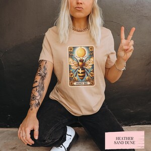 Camiseta con la carta del tarot de la abeja de miel, ilustración única de abeja, camiseta gráfica inspirada en la naturaleza, regalo para amantes de las abejas y la naturaleza, ideal para jardineros, ambiente veraniego.