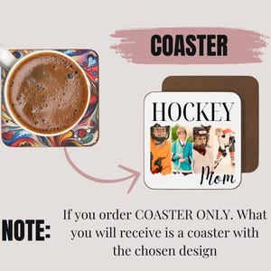 Puede incluir: Dos posavasos cuadrados. Uno tiene un dise&ntilde;o abstracto colorido con una taza de caf&eacute;. El otro posavasos tiene el texto "HOCKEY Mom" con im&aacute;genes de jugadores de hockey. La palabra "COASTER" est&aacute; escrita arriba.