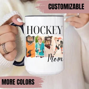 Puede incluir: Taza de cer&aacute;mica blanca con interior y asa negros. La taza presenta la palabra "HOCKEY" en letras negras grandes, con la palabra "Mom" debajo. La taza tiene cuatro im&aacute;genes de jugadores de hockey.