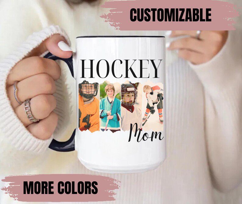 Puede incluir: Taza de cer&aacute;mica blanca con interior y asa negros. La taza presenta la palabra "HOCKEY" en letras negras grandes, con la palabra "Mom" debajo. La taza tiene cuatro im&aacute;genes de jugadores de hockey.