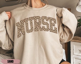 Sudadera de enfermera con estampado de leopardo, suéter de enfermera titulada