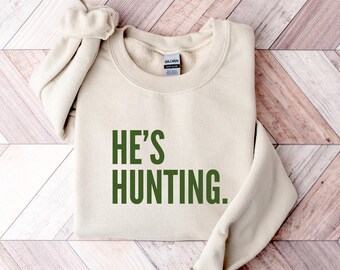 Er ist auf der Jagd Sweatshirt, Jagd Saison Hoodie, Enten Jagd T-Shirt, Hirsch Jagd Shirt, Retro Jagd Frau, verlassene Jagd Frau Sweatshirt
