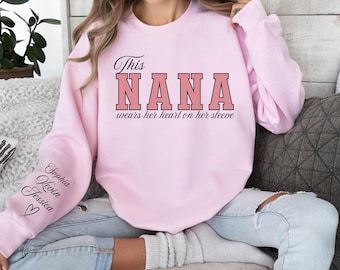 Aangepast sweatshirt voor oma, kerstcadeau voor oma, ik draag mijn hart op mijn mouw, oma hoodie met kleinkinderen naam op mouw, sweatshirt oma