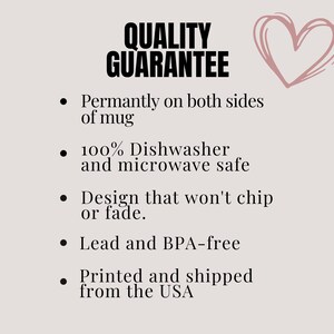 Puede incluir: Un fondo beige con las palabras "QUALITY GUARANTEE" en negrita negra. Las vi&ntilde;etas enumeran las caracter&iacute;sticas: impreso permanentemente en ambos lados, apto para lavavajillas y microondas, dise&ntilde;o que no se astilla ni se decolora, sin plomo ni BPA, e impreso en los EE. UU. Un coraz&oacute;n rosa est&aacute; en la esquina superior derecha.