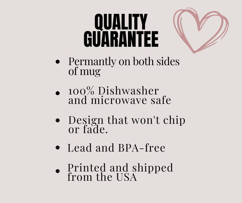 Puede incluir: Un fondo beige con las palabras "QUALITY GUARANTEE" en negrita negra. Las vi&ntilde;etas enumeran las caracter&iacute;sticas: impreso permanentemente en ambos lados, apto para lavavajillas y microondas, dise&ntilde;o que no se astilla ni se decolora, sin plomo ni BPA, e impreso en los EE. UU. Un coraz&oacute;n rosa est&aacute; en la esquina superior derecha.