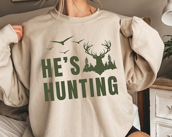 Er ist auf der Jagd Sweatshirt, Jagd Saison Hoodie, Enten Jagd T-Shirt, Hirsch Jagd Shirt, Retro Jagd Frau, verlassene Jagd Frau Sweatshirt