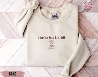 Eine Braut in einem Tini Bit Braut Sweatshirt, Espresso Martini Themed Zukunft Frau Pullover, Tini Bit verlobt, Brautdusche Geschenkidee für Verlobte