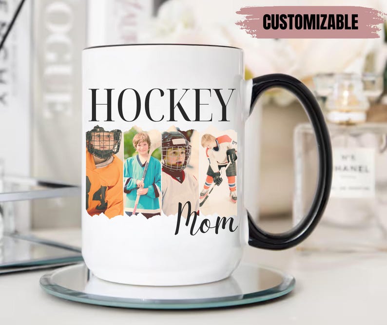 Puede incluir: Taza de cer&aacute;mica blanca con asa y borde negros. La taza presenta la palabra "HOCKEY" en letras negras grandes, con la palabra "Mom" debajo. La taza tiene cuatro fotos de ni&ntilde;os con equipo de hockey. La esquina superior derecha de la taza tiene la palabra "PERSONALIZABLE".