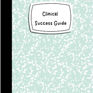 Peut inclure: Un cahier avec un motif moucheté bleu clair et blanc. La couverture présente une étiquette blanche avec les mots "Clinical Success Guide" en texte noir. La tranche est noire.