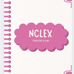 Könnte beinhalten: Ein Spiralnotizbuch mit einem strukturierten weißen Einband. Der Einband zeigt ein rosa wolkenförmiges Design mit dem weißen Wort "NCLEX" und dem Text "STUDY TIPS & PLAN" darunter. Die Bindung ist rosa.