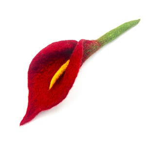 Gefilzte rote Calla Lilie Brosche, handgemachte Merino Wolle Blume Anstecknadel, romantisches Geschenk, umweltfreundliches Filz-Accessoire