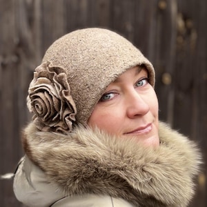 Felted women's hat handmade of Merino wool in beige color in Art Deco style, Warm accessory for woman, 1920s women hat, Cap with a rose