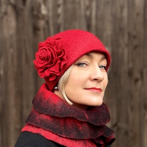 Felted women's red hat handmade of Merino wool in Art Deco style, Warm accessory for woman, 1920s women hat, Cap with a rose