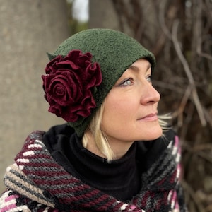 Felted women's hat handmade of Merino wool in green color in Art Deco style, Warm accessory for woman, 1920s women hat, Cap with a rose